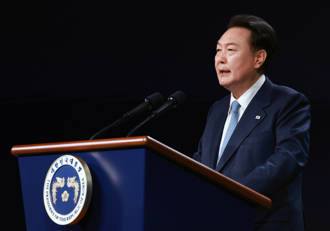 18일 윤석열 대통령이 제3차 민주주의 정상회의 환영사에서 국가와 정부의 역할은 더 나은 세상을 만드는 것에 있다고 말했다. 사진은 윤 대통령이 18일 서울 중구 신라호텔에서 열린 제3차 민주주의 정상회의 장관급 회의 개회식에서 환영사를 하는 모습. /사진=뉴시스(대통령실통신사진기자단) 
