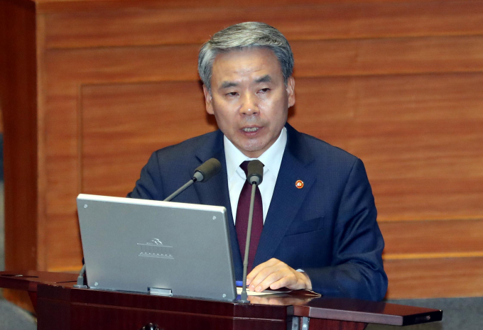 고위공직자범죄수사처(이하 '공수처')가 이종섭 주호주 대사의 출국을 허가하지 않았다고 주장했다. 사진은 지난해 9월6일 오후 서울 여의도 국회 본회의장에서 열린 제410회국회(정기회) 3차 본회의 외교·통일·안보 분야 대정부 질문에서 질의에 답변하는 이종섭 대사(당시 국방부 장관). /사진=뉴시스