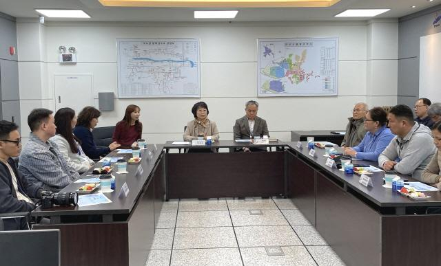 뭉크줄 울란바토르시 상하수도청 총괄운영본부장(왼쪽 여섯번째)을 비롯한 몽골 울란바토르시 대표단이 안산시 상하수도사업소 관계자들과 하수처리 문제에 대해 논의하고 있다. / 사진제공=안산시