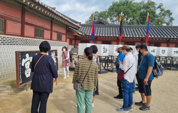 언어권 신규 문화관광해설사가 관광객을 안내하고 있다. / 사진제공=수원문화재단 