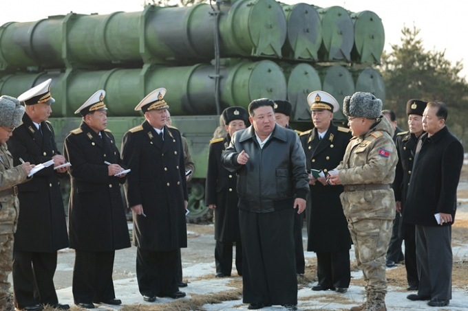 북한이 지난 18일 동해상으로 단거리탄도미사일(SRBM)을 여러 발 발사한 원인으로 한·미 외교장관회담에 대한 대응이 거론되고 있다. 사진은 북한 노동당 기관지 노동신문이 지난달 15일 김정은 북한 노동당 총비서가 지난달 14일 해군에 배치될 신형 지상대해상미사일 '바다수리-6형' 검수사격을 지도했다고 보도한 모습. /사진=뉴스1(노동신문)