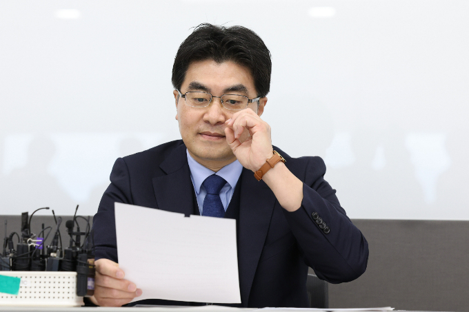 전공의들이 근무지를 이탈한지 한 달이 가까워지며 의료사태가 장기화하고 있는 가운데 방재승 서울대 의대 비상대책위원장이 국민들을 향해 "가장 큰 희생자인 국민의 아픔을 저희가 돌아보지 못해 정말 잘못했다"고 사과했다. 방 위원장이 지난 16일 오전 서울 종로구 HJ비즈니스센터에서 기자회견을 하고 있다. /사진=뉴스1