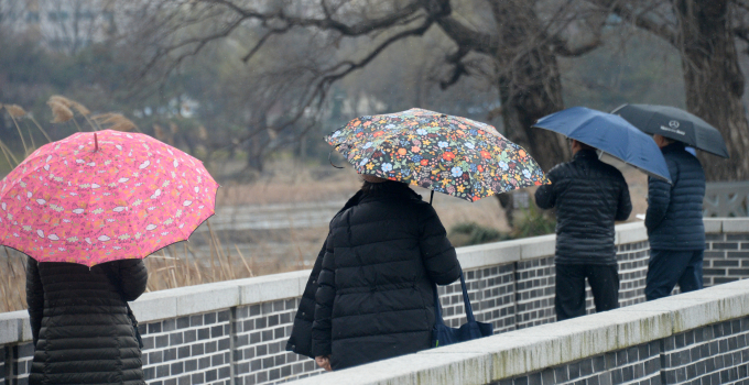 오는 19일 밤까지 전국이 흐리거나 비 오고 강한 바람이 불 것으로 예상된다. 사진은 지난 12일 전북 전주시 일대에서 우산을 쓰고 가는 시민들의 모습. /사진=뉴시스