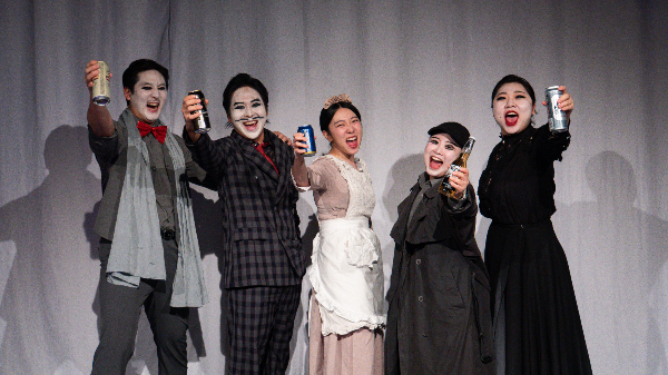 관객들과 맥주를 마시며 즐기는 새로운 연극이 인기를 끌고 있다. 사진은 맥주를 들고 있는 배우들의 모습. /사진=극단 하땅세 제공