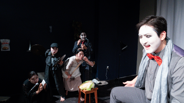 '그때, 변홍례'는 작은 무대 위에서 소리, 조명 등 다양한 장치를 활용해 무거울 수 있는 이야기를 유쾌하게 풀어나간다. 사진은 현장감을 살리기 위해 소리를 만들어 내고 있는 배우들의 모습. /사진=극단 하땅세 제공