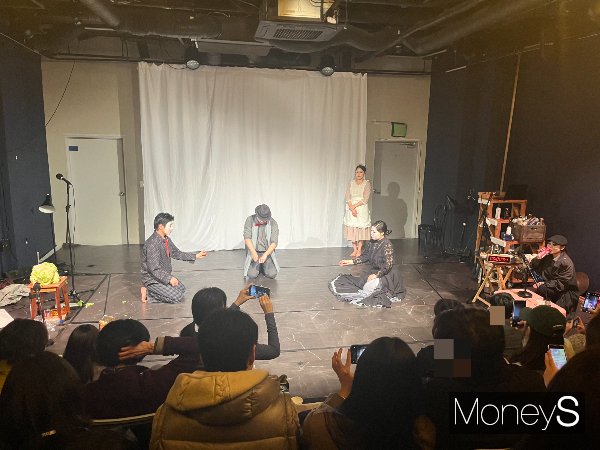 작은 무대 위에서도 조명, 소리 등 연출로 관객에게 편안하고 새로운 '연극 에티켓 문화'를 선사했다. 사진은 관객에게 3분의 맥주 마실 시간을 주고 음식을 먹는 마임을 하고 있는 배우들과 그들을 찍고 있는 관객들의 모습. /사진=김서현 기자