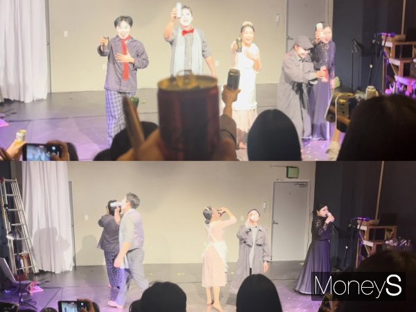 새로운 연극 문화를 접한 관객들은 "재기발랄" "유쾌" 등의 표현으로 연극을 표현했다. 사진은 연극을 마치며 관객들과 건배하고 맥주를 마시고 있는 배우들의 모습. /사진=김서현 기자
