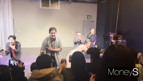 극단 하땅세는 유쾌하고 즐거운 연극문화를 통해 연극이 더 대중화되는 것을 목표로 삼고 있다. 사진은 연극이 끝나고 난 후 관객들과 건배를 하고 있는 배우들의 모습. /사진=김서현 기자