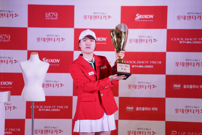 스크린골프 ‘GTOUR’ 여자부 3차 대회 정상에 오른 심지연이 우승컵을 들고 기념 촬영을 하고 있다. /사진= 골프존