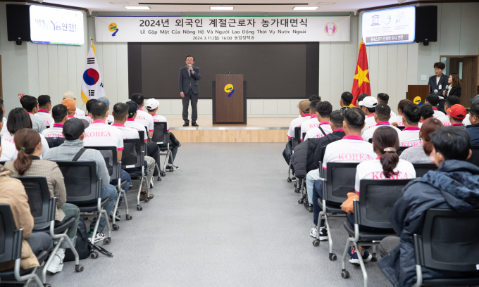 김덕현 연천군수가 '외국인 계절근로자 농가대면식'에서 인사말을 하고 있다. /사진제공=연천군