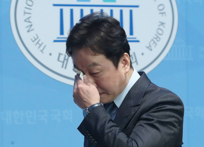 정봉주 전 더불어민주당 의원이 서울 강북을 공천이 취소된 것에 대해 당의 결정을 수용한다고 밝혔다. 사진은  18일 오전 서울 여의도 국회 소통관에서 입장 발표 기자회견을 마치고 눈물을 흘리며 나서는 정 전 의원. /사진= 뉴스1