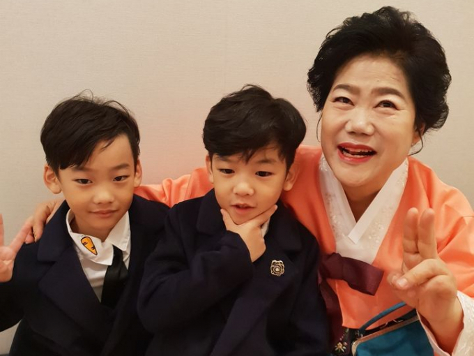 요양보호사 임봉애씨(62)가 뇌사장기기증을 통해 두 생명을 살리고 세상을 떠났다. 사진은 장기기증자 임씨와 쌍둥이 손자의 모습. /사진=뉴시스(한국장기조직기증원 제공)