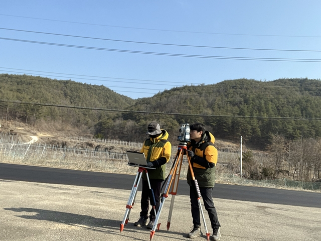 영양군 관계자들이 '지적측량기준점' 955점 일제조사를 실시한다./사진제공=경북 영양군