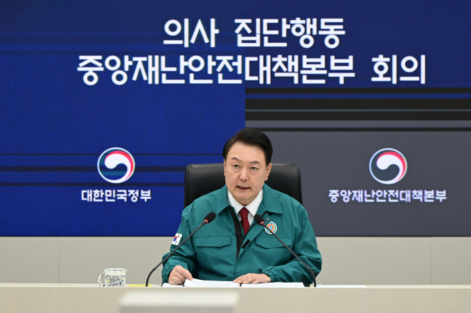 18일 윤석열 대통령이 서울아산병원을 찾아 의료진들과 환자, 보호자들을 만났다. 사진은 윤 대통령이 지난 6일 세종시 정부세종청사 중앙재난안전상황실에서 열린 의사 집단행동 대응 중앙재난안전대책본부 회의를 주재하며 발언하는 모습. /사진=뉴스1(대통령실 제공) 
