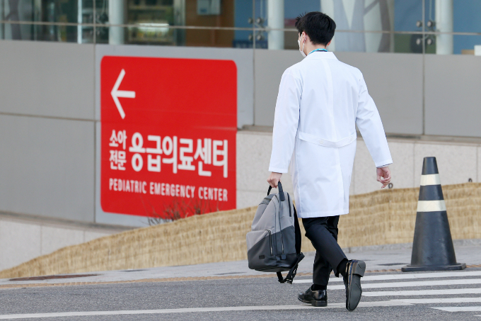 전국 의과대학 비상대책위원회가 의대생 유급과 전공의 행정처분 등을 막기 위해 집단 행동에 나선 가운데 전국 의과대학 교수협의회가 보건복지부 장·차관의 해임을 촉구했다. 18일 서울 한 대학병원에서 한 의사가 소아전문 응급의료센터로 향하고 있다. /사진=뉴스1