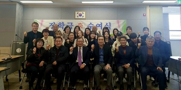 최홍운 화성시 정남장학회 회장(앞줄 왼쪽 세번째)이 정남면 지역 대학 신입생 10명에 인재육성 장학금을 전달하고 회이팅을 외치고 있다. / 사진제공=화성시