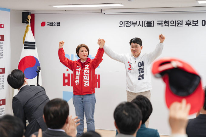 전희경국민의힘  의정부 갑  후보(왼쪽)와 이형섭 의정부 을 후보가원팀을 강조하며  4·10 총선에서 승리를 다짐하고 있다. /사진제공=이형섭 선거캠프