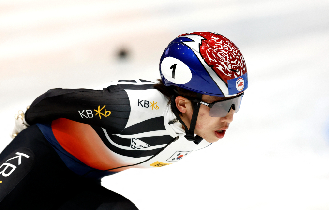 쇼트트랙 세계랭킹 1위 박지원이 네덜란드 로테르담 아호이 아레나에서 열린 2024 ISU 쇼트트랙 세계선수권 대회 남자 1000m 결승에서 황대헌의 반칙으로 메달 획득에 실패했다. 사진은 지난 16일(한국시각) 박지원이 1000m 경기를 치르는 모습. /사진=로이터