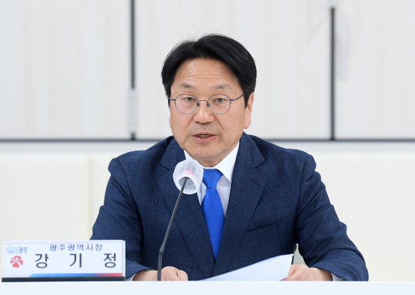 강기정 광주시장이 황상무 대통령실 시민사회수석의 교체를 요구했다. 사진은 지난 14일 오후 교육발전특구협의회와 대학 육성지원협의회 회의에 참석한 강 시장. /뉴스1(광주시 제공) 
