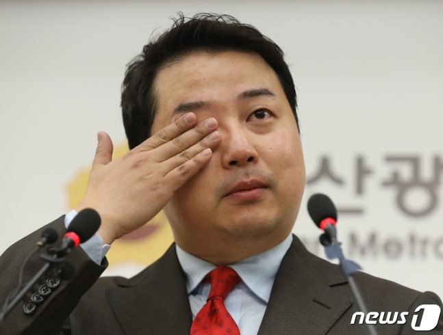 장예찬 예비후보가 18일 무소속 출마 기자회견을 하면서 눈물을 훔치고 있다./사진=뉴스1 DB