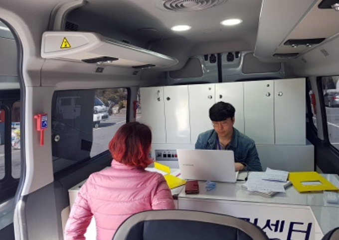 포천시 생생출동 일자리 상담 차량 운영 현장. /사진제공=포천시