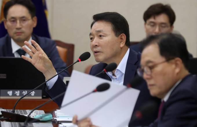 더불어민주당이 성일종 의원의 '이토 히로부미' 발언을 지적하며 공천 철회를 촉구했다. 사진은 지난 11월 서울 여의도 국회에서 열린 국방위원회 전체회의에서 발언하는 성일종 의원. /사진= 뉴시스 