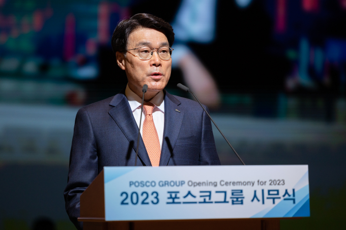 최정우 포스코그룹 회장이 2차전지소재 사업으로 회사 가치를 끌어올렸다는 평가다. 사진은 최 회장이 2023년 포스코그룹 시무식에서 신년사를 하는 모습. /사진=포스코홀딩스