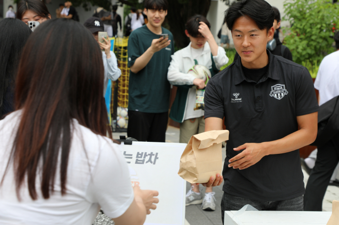 수원FC 이승우 선수가 지난해 6월 8일 아주대학교에서 열린 '청년들 힘내세요'에서 배식 봉사활동을 하고 있다. / 사진제공=수원특례시