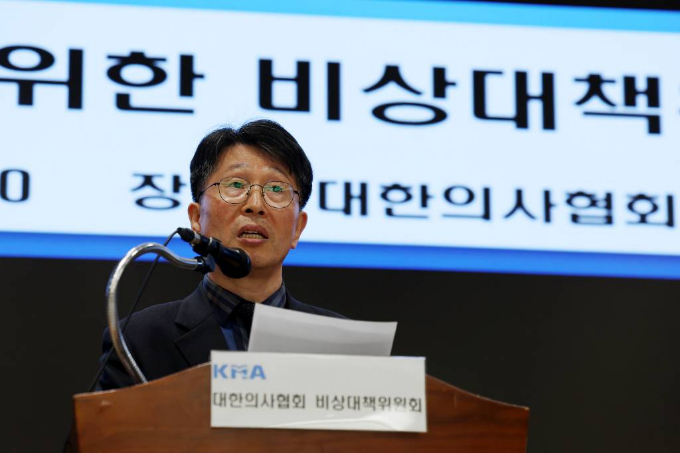 정부가 18일 "행위별 수가제도를 가치 기반 지불제도로 혁신해 나갈 예정"이라고 밝힌 것에 대해 대한의사협회(의협)이 의구심을 표했다. 김강현 의협 비상대책위원회 사무총장이 18일 오후 서울 용산구 대한의사협회 회관에서 정례브리핑을 하고 있다. /사진=뉴시스