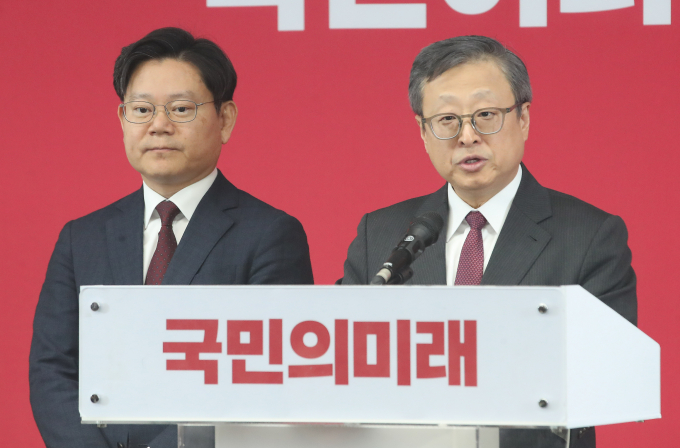 18일 국민의힘 비례대표 위성정당인 국민의미래가 4·10 총선 비례대표 순번을 발표했다. 사진은 유일준 국민의미래 공천관리위원장(오른쪽)이 18일 서울 여의도 중앙당사에서 기자회견을 갖고 제22대 국회의원선거(총선) 비례대표 후보자 순번을 공개하는 모습. /사진=뉴스1