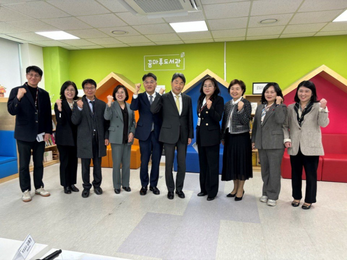  이주호 사회부총리 겸 교육부 장관(오른쪽 다섯번째)과 이경희 도교육청 제1부교육감(오른쪽 여섯번째)이 18일 고양시 원흥초등학교에서 늘봄학교 프로그램을 참관하고 늘봄학교의 성공적인 운영을 다짐하고 있다. / 사진제공=경기도교육청