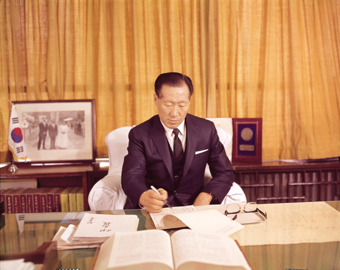 2001년 3월21일 정주영 회장이 눈을 감았다. 사진은 집무실에서 서류를 검토하는 정주영 회장. /사진=아산정주영닷컴