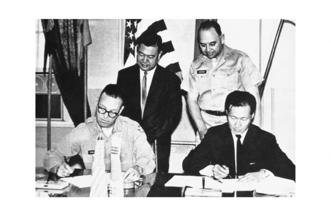 정주영 회장은 1947년 현대토건을 차려 한강대교 복구공사와 미군 관련한 공사를 도맡았다. 사진은 미군과 공사 계약을 체결하는 정주영 회장(오른쪽). /사진=아산정주영닷컴