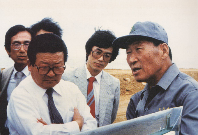 정주영 회장이 설립한 현대건설은 경부고속도로 공사 외에 발전소, 댐, 아파트까지 수많은 건물을 만들었다. 사진은 정주영 회장(오른쪽)과 현대건설 직원들. /사진=정주영기념관