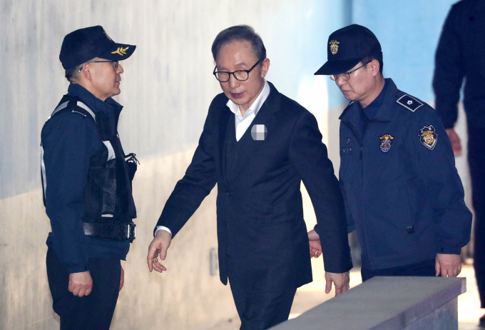 2018년 3월23일 이명박 전 대통령이 다스 비자금 횡령과 삼성 뇌물 등 혐의로 구속됐다. 사진은 지난 2019년 1월 서울 서초동 서울고등법원에서 열린 항소심 3차 공판에 출석하기 위해 호송차량에서 내려 법정으로 향하는 이 전 대통령. /사진= 뉴스1