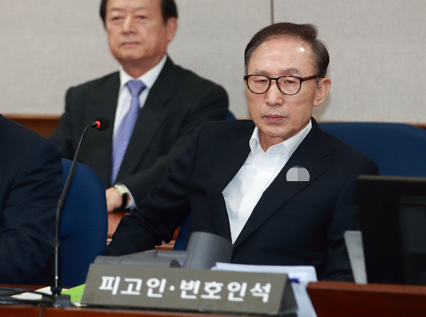 이명박 대통령이 110억원대 뇌물수수와 350억원대 횡령 등 혐의로 구속기소됐다. 사진은 지난 2018년 5월 서울 서초구 서울중앙지방법원에서 열린 첫 공판에 출석해 재판 시작을 기다리는 이 전 대통령. /사진= 뉴스1