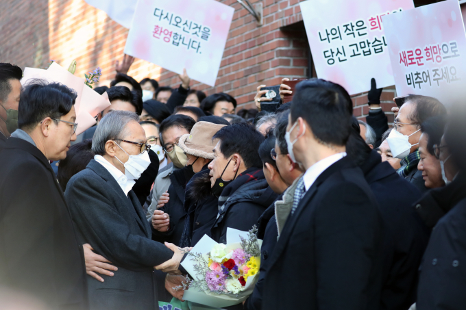 이명박 전 대통령이 지난 2022년 12월28일 특별사면으로 풀려났다. 사진은 지난 2022년 12월 신년 특별사면으로 4년 9개월 만에 사면·복권돼 서울 강남구 사저 앞에서 지지자들의 환영을 받으며 발걸음을 옮기는 이 전 대통령. /사진= 뉴스1