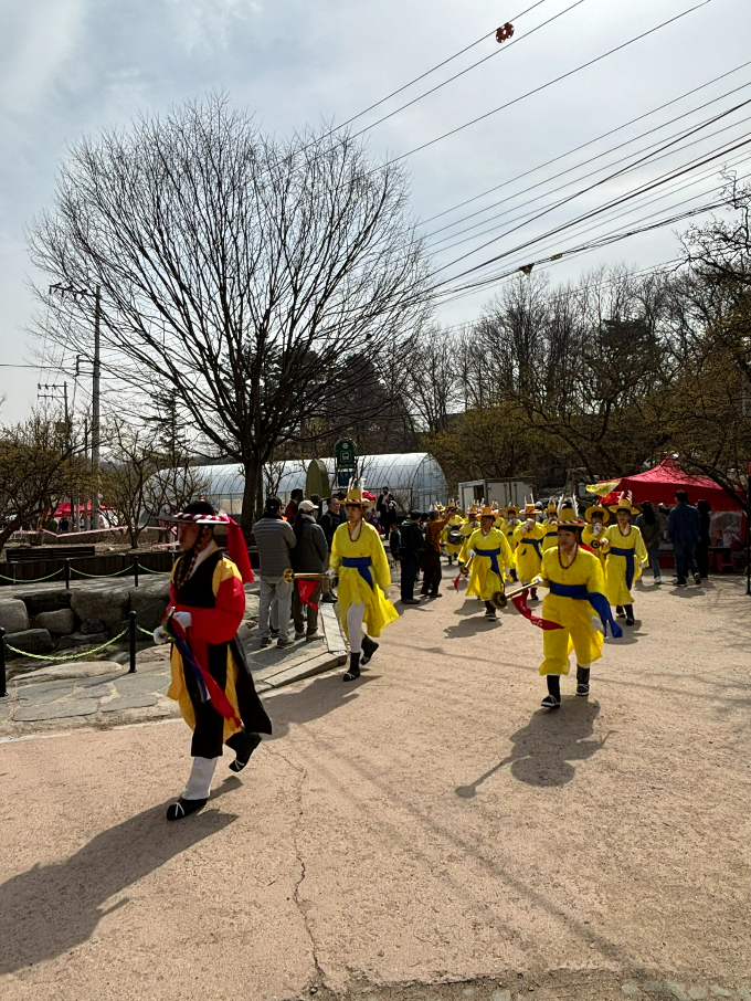 지난 17일 이천대취타보존회에서는 제25회 이천백사산수유꽃축제 성공기원 임금님 행차 대취타 공연을 이천백사산수유마을에서 펼쳤다. / 사진제공=이천시