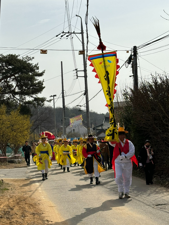 지난 17일 이천대취타보존회에서는 제25회 이천백사산수유꽃축제 성공기원 임금님 행차 대취타 공연을 이천백사산수유마을에서 펼쳤다. / 사진제공=이천시