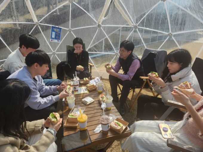 안동광 군포 부시장(오른쪽 두번째)이 새내기 공무원들과 '브라운백 미팅'을 진행하고 있다. / 사진제공=군포시 
