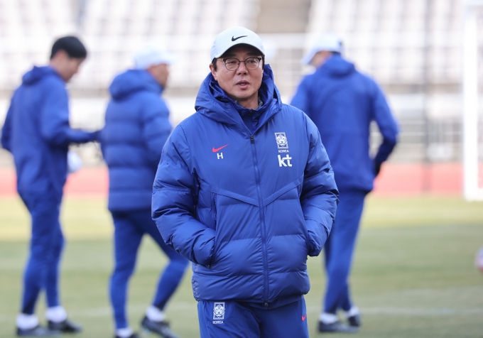 황선홍 축구 국가대표팀 감독이 선수들의 훈련 모습을 지켜보고 있다. /사진= 뉴스1