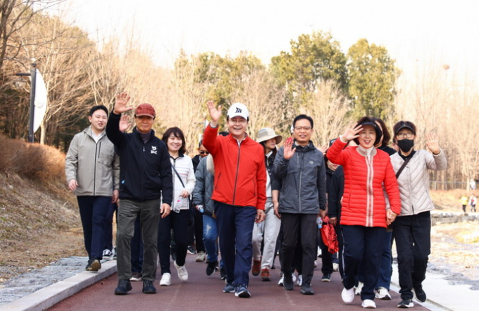 이동수 의왕문화원장(앞줄 왼쪽)과 김성제 의왕시장(앞줄 왼쪽 두번째)이 16일 고천체육공원에서 열린 ‘두발로Day’에 참석해 시민들과 걷고 있다. / 사진제공=의왕시