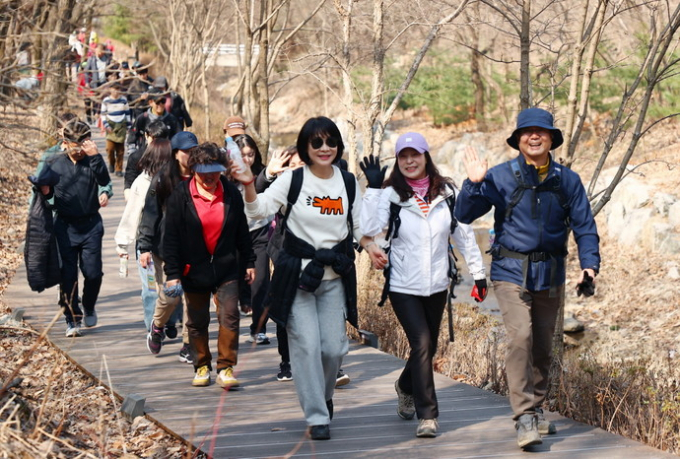 16일 의왕시 고천체육공원에서 열린 ‘두발로Day’에 참석한 시민들이 걷고 있다. / 사진제공=의왕시