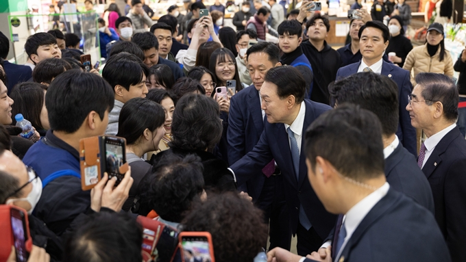 윤석열 대통령이 18일 오후 서울 서초구 농협하나로마트에서 열린 민생경제점검회의에서 농산물 가격 안정을 위해 긴급 농축산물 가격 안정 자금 1500억원을 투입한다고 밝혔다. 사진은 이날 농협하나로마트 양재점을 방문한 윤 대통령. /사진=뉴스1