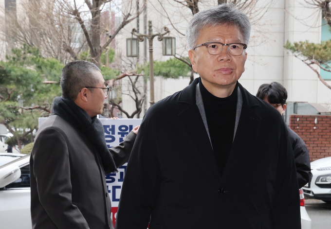 정부가 의협 비대위 간부 2명에게 3개월 의사 면허정지 처분을 내린 가운데 전공의들에 대한 행정처분도 이르면 25일부터 진행될 전망이다. 김택우 의협 비대위원장(오른쪽)과 박명하 조직강화위원장이 12일 오전 서울 마포구 서울경찰청 공공범죄수사대 소환조사에 출석하고 있다. /사진=뉴스1