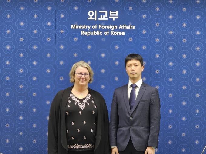 윤종권 외교부 원자력비확산외교기획관이 18일 서울 외교부 청사에서 바네사 우드 호주 군비통제·반확산 대사와 기념촬영을 하고 있다. (외교부 제공)