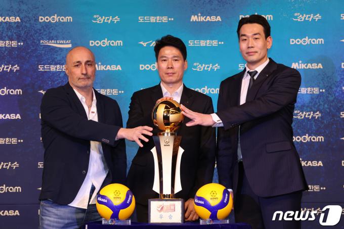 여자배구 포스트시즌에 진출한 감독들이 18일 오후 서울 강남구 리베라 호텔에서 열린 2023-2024 V-리그 포스트시즌 미디어데이에서 포즈를 취하고 있다. 2024.3.18/뉴스1 ⓒ News1 박지혜 기자