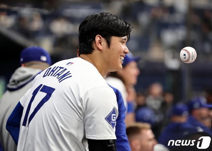 17일 서울 고척스카이돔에서 미국프로야구(MLB) 공식 개막시리즈를 앞두고 열린 로스앤젤레스(LA) 다저스 대 키움 히어로즈 연습 경기. LA 다저스 오타니 쇼헤이가 1회를 마무리한 뒤 더그아웃에서 활짝 웃고 있다. (공동취재) 2024.3.17/뉴스1 ⓒ News1 김진환 기자
