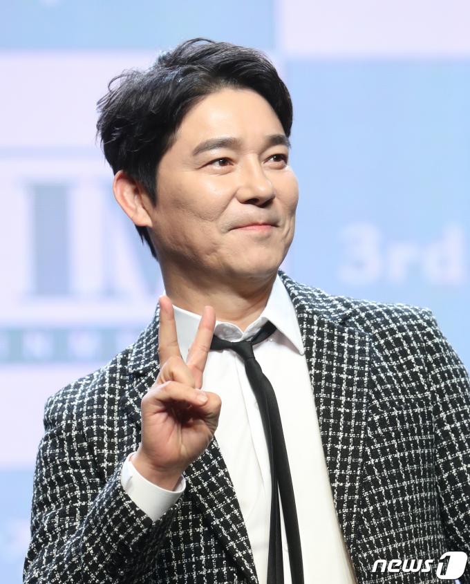 가수 임창정이 8일 오후 서울 강남구 일지아트홀에서 가진 세 번째 미니 앨범 ‘멍청이’ 쇼케이스에서 포즈를 취하고 있다. 2023.2.8./뉴스1 ⓒ News1 권현진 기자