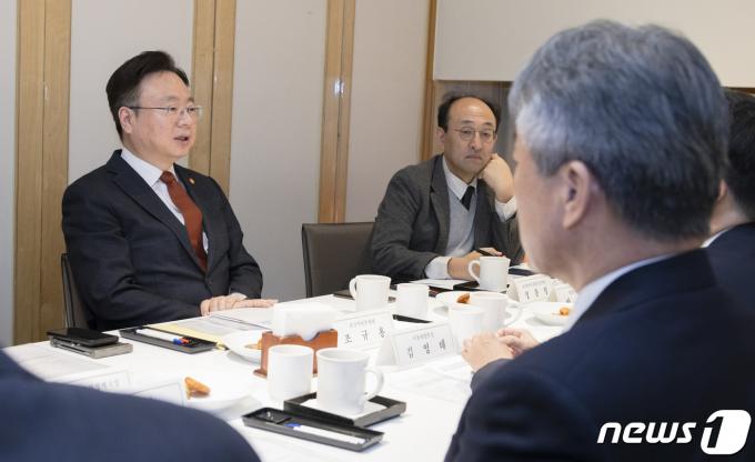 조규홍 보건복지부 장관(왼쪽)이 18일 오후 서울시내 모처에서 서울지역 주요 5개 병원 병원장과 비공개 간담회를 하고 있다. (보건복지부 제공) 2024.3.18/뉴스1 ⓒ News1 장수영 기자